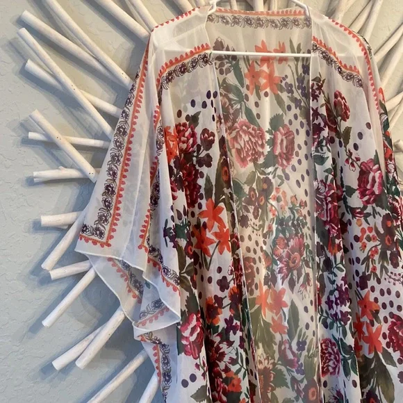 Lightweight Floral Kimono. - Picture 3 of 7